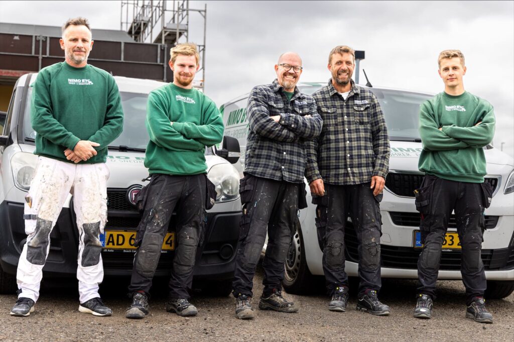 Byggesjak foran firmabiler udendørs