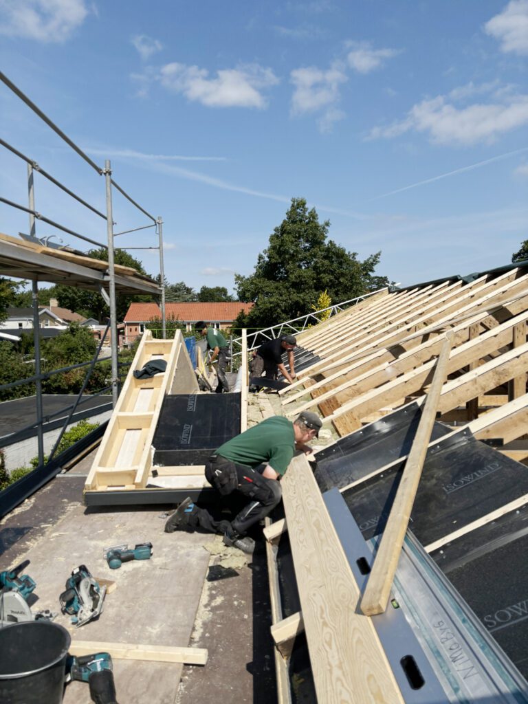 Klargøring af tag til der skal brændes tagpap på ved totalrenovering af privatbolig i Kristrup, Randers